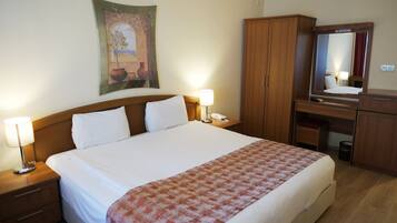 Standard Double Room | Minibar, in-room safe, desk, soundproofing