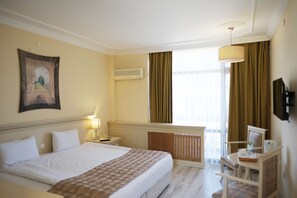 Minibar, brankas, meja kerja, dan kedap suara