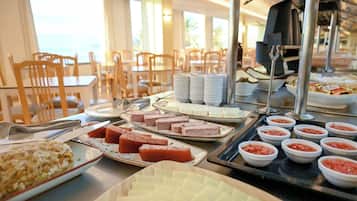 Un buffet proposant une variété de plats et d’aliments.