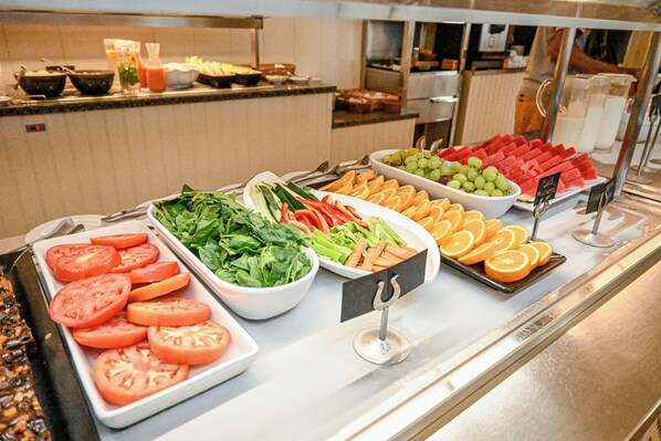 A buffet with various fruits, vegetables, and juices. - Hotel Ibiza Playa (Ibiza Town)