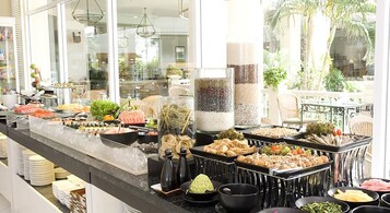 Desayuno buffet diario (THB 377 por persona)