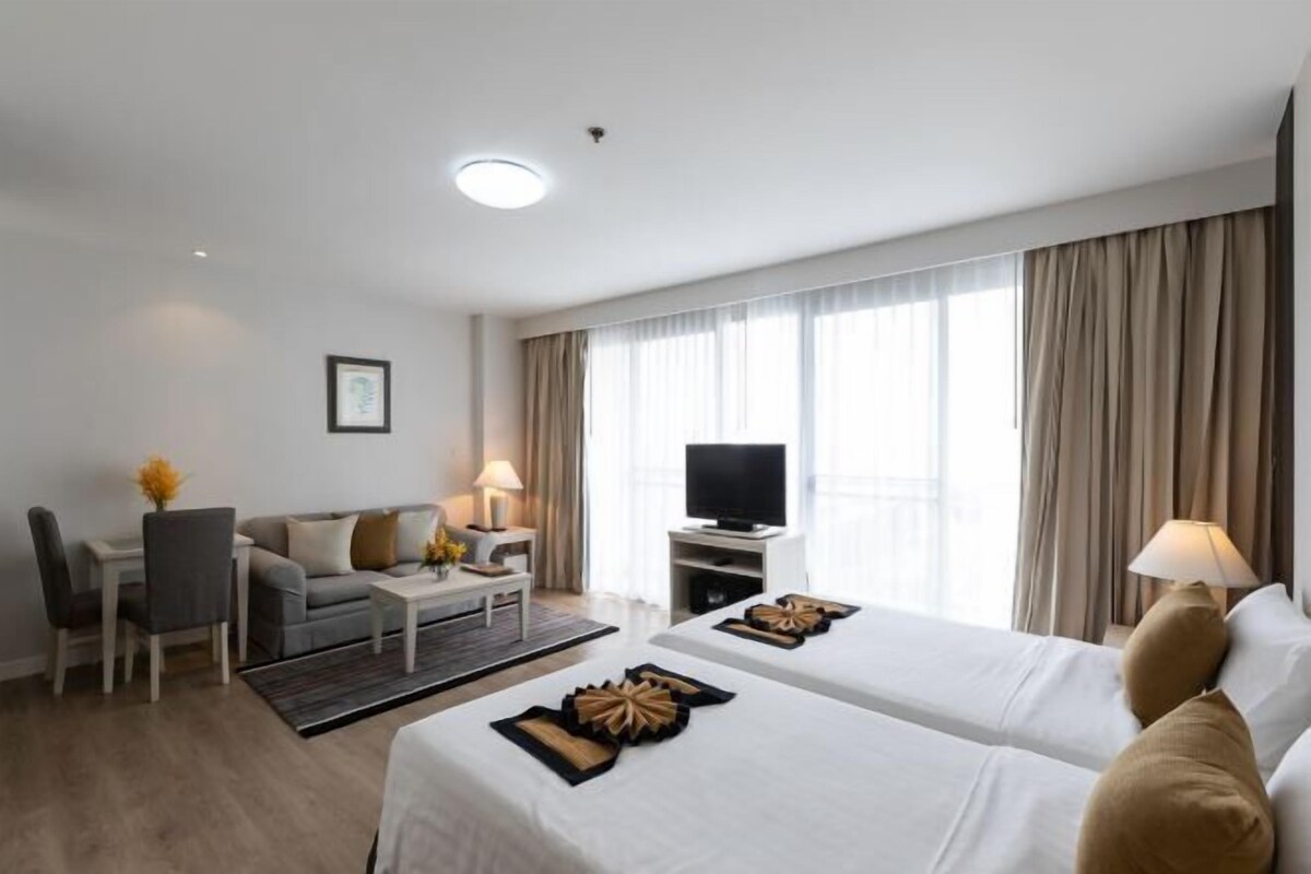 In-room safe, WiFi (free), bed sheets