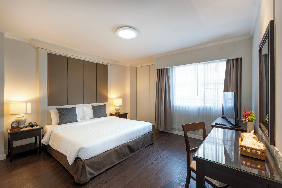 Premier Suite, 1 Bedroom, Balcony | In-room safe, WiFi (free), bed sheets