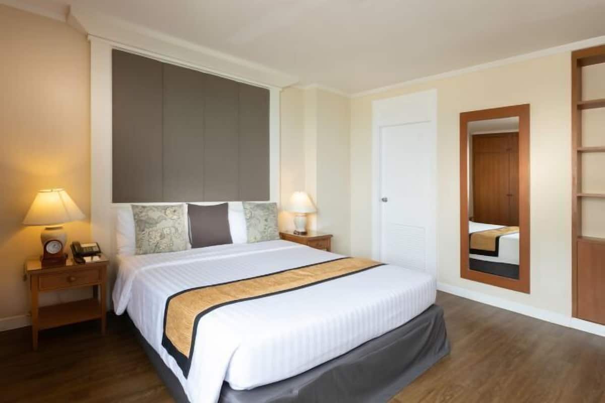 In-room safe, WiFi (free), bed sheets