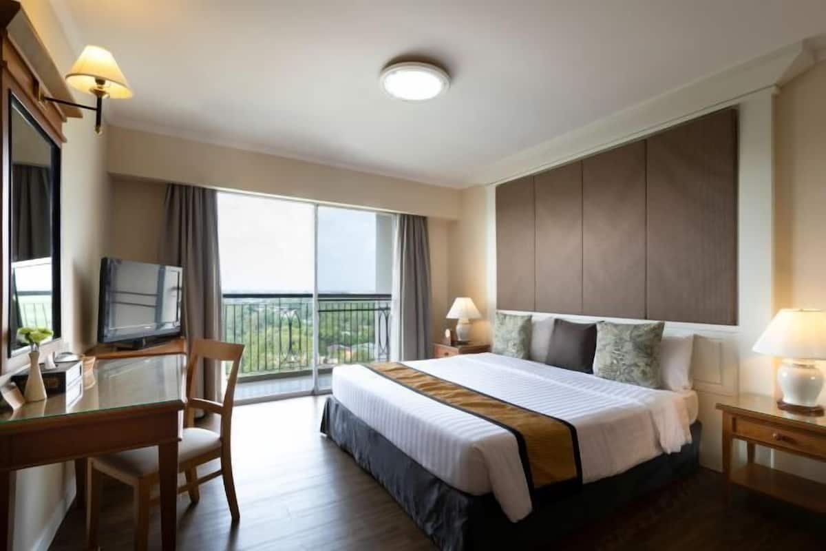 In-room safe, WiFi (free), bed sheets