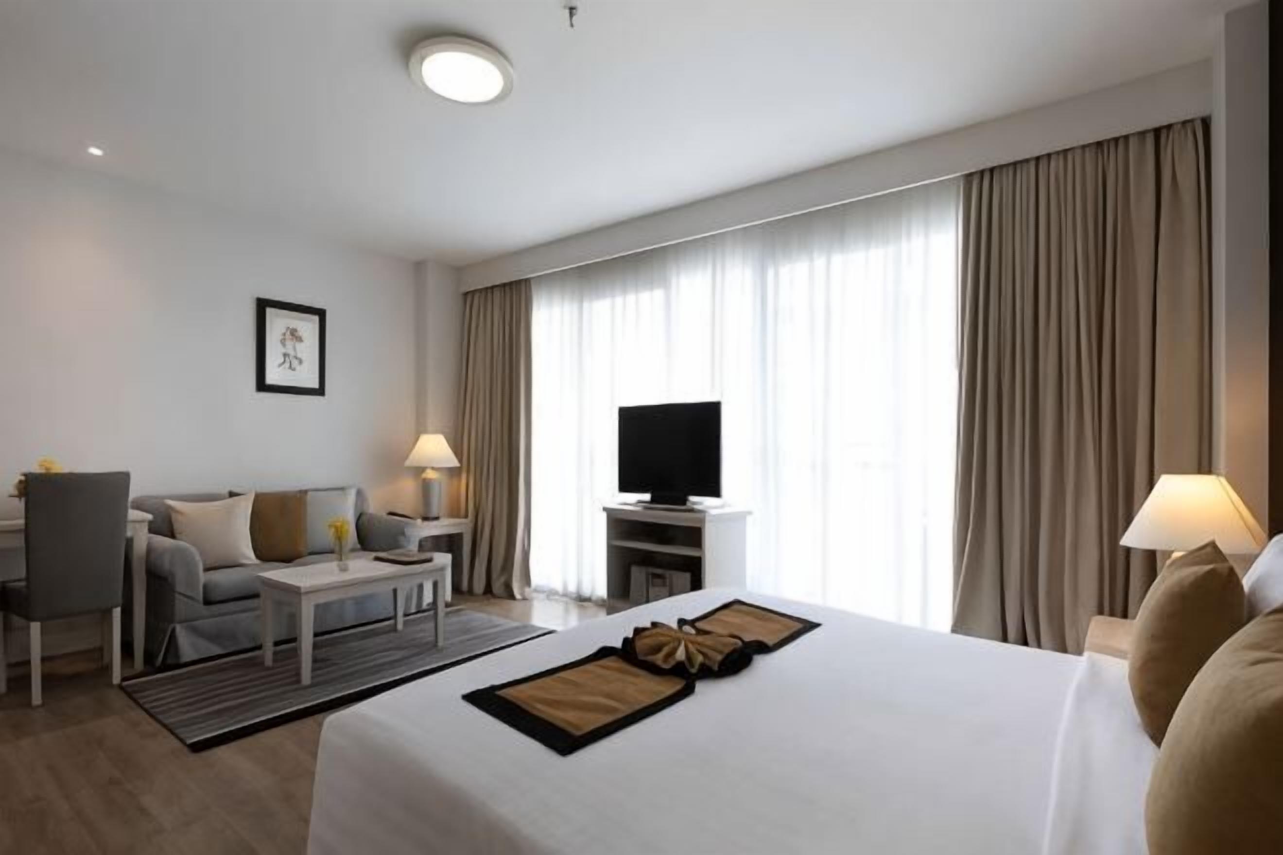 In-room safe, free WiFi, bed sheets