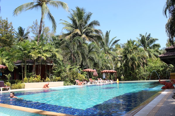 2 ulkouima-allasta, aurinkovarjoja