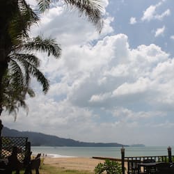 Plage, parasols, serviettes de plage, bar de plage