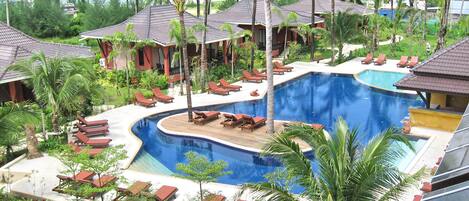 2 piscinas al aire libre, sombrillas