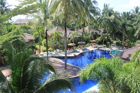 2 piscinas al aire libre, sombrillas