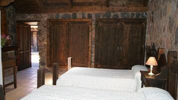 Bureau, rideaux occultants, lits bébé (en supplément)