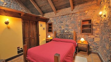 Bureau, rideaux occultants, lits bébé (en supplément)