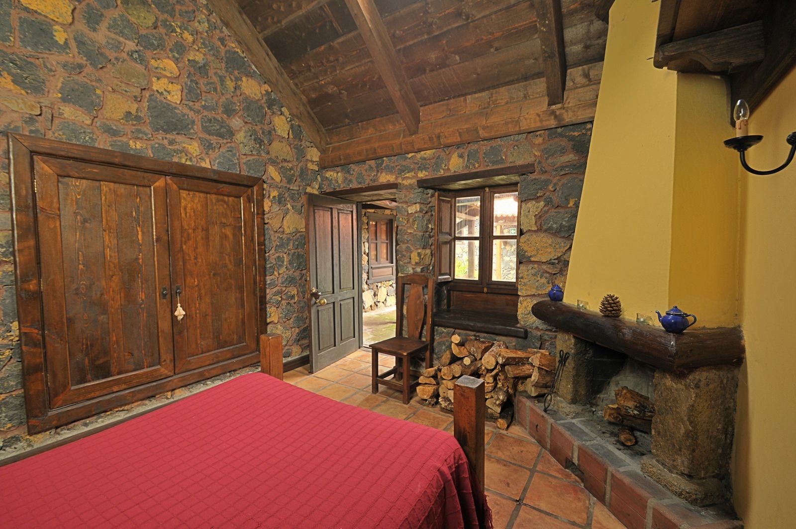 Een bureau, verduisterende gordijnen, babybedden (toeslag)