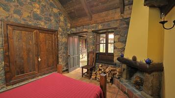 Een bureau, verduisterende gordijnen, babybedden (toeslag)