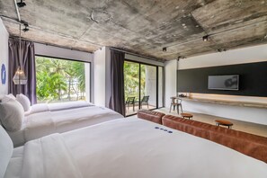 Habitación familiar, vista al mar | Minibar, caja de seguridad en la habitación, escritorio y camas extra 