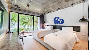 Deluxe Twin Room, Sea View | 1 bedroom, minibar, in-room safe, desk