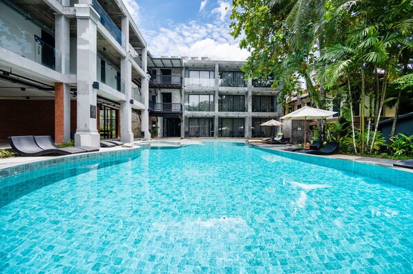 Outdoor pool, pool umbrellas, sun loungers