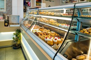 Una vitrina de pastelería con diversos pasteles y postres.