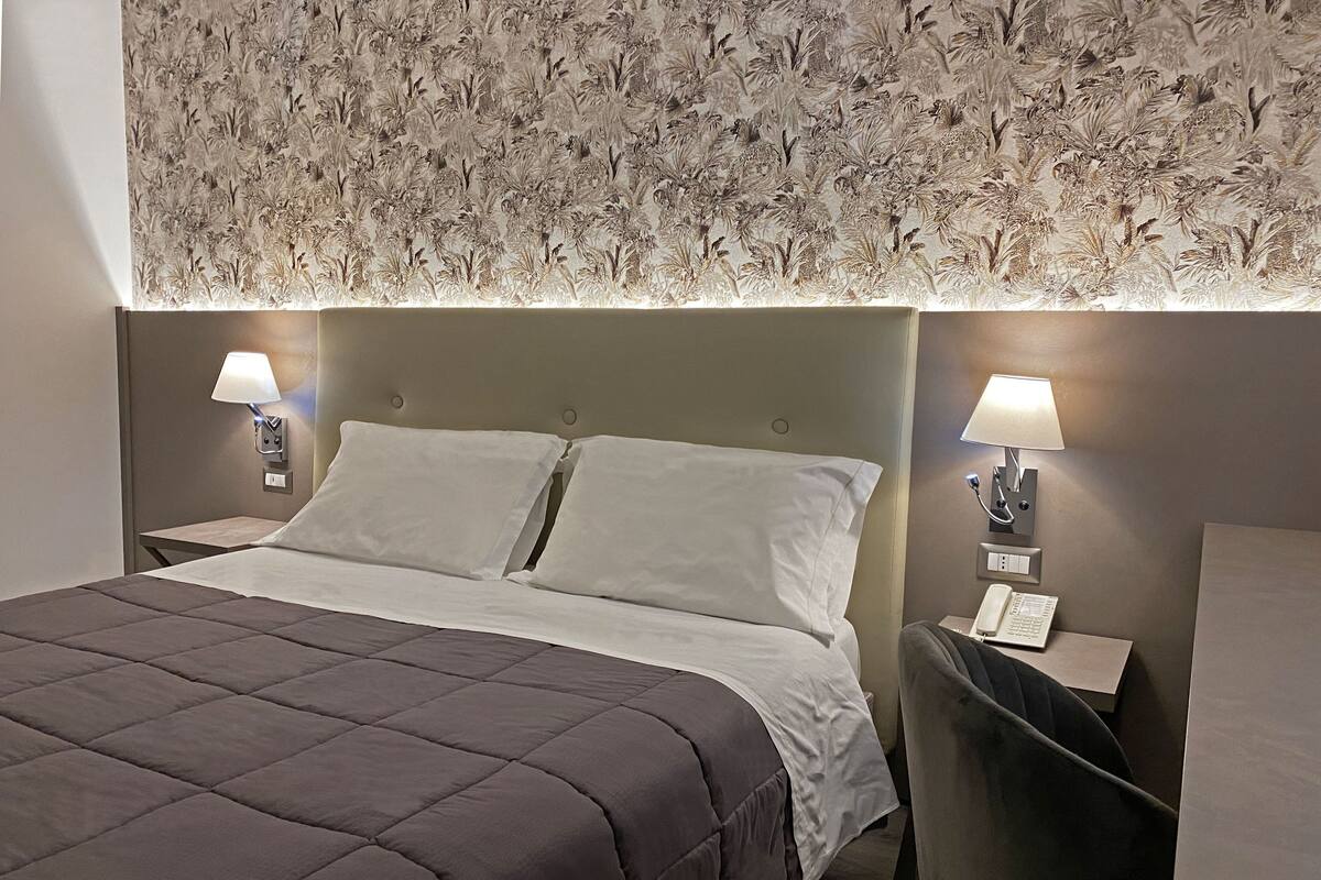 Ropa de cama de alta calidad, minibar, caja fuerte y escritorio