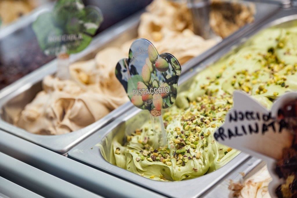 Une présentation de desserts comprenant des glaces aux saveurs de pistache et d’eau de rose.