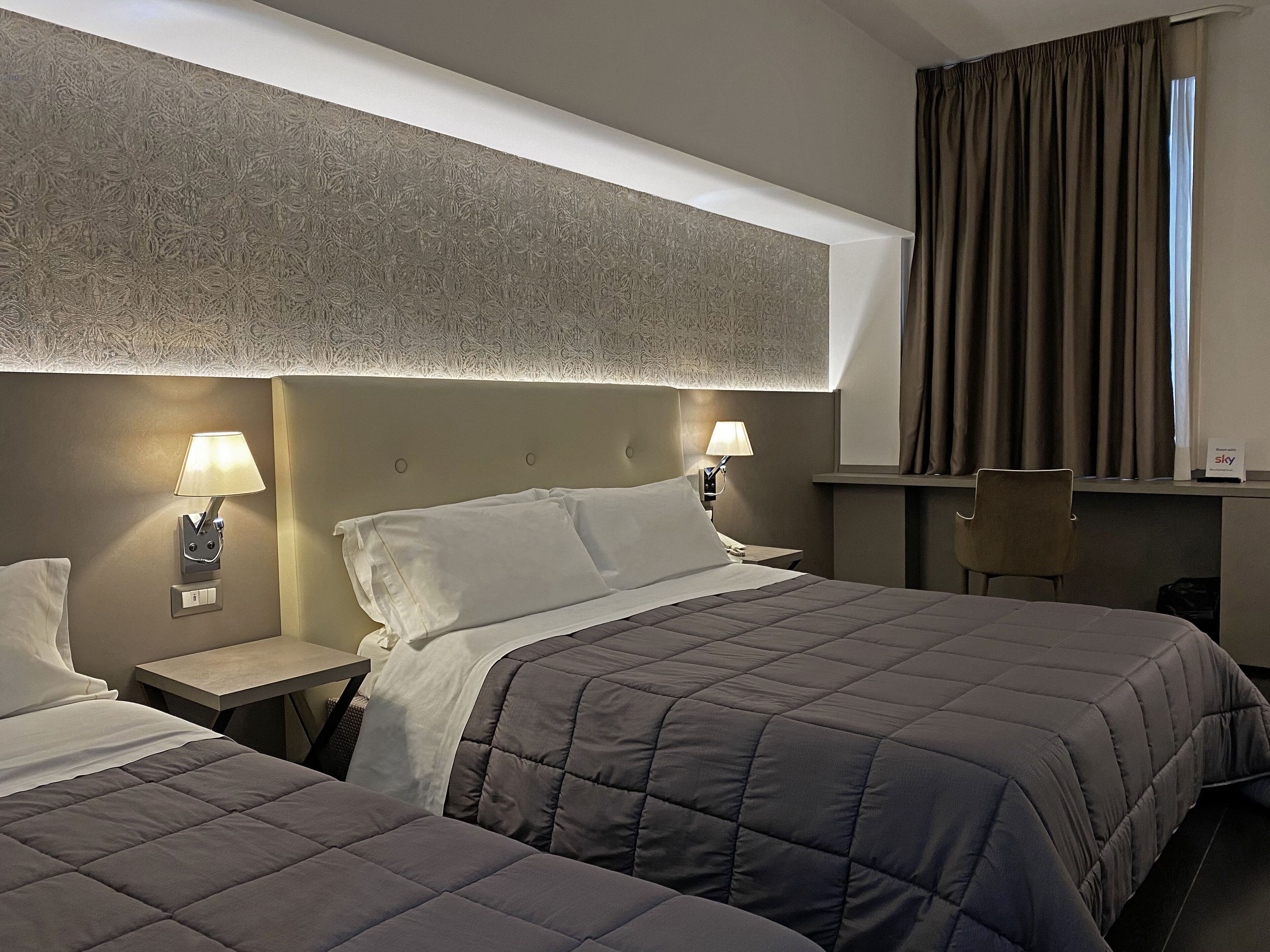 Ropa de cama de alta calidad, minibar, caja fuerte y escritorio