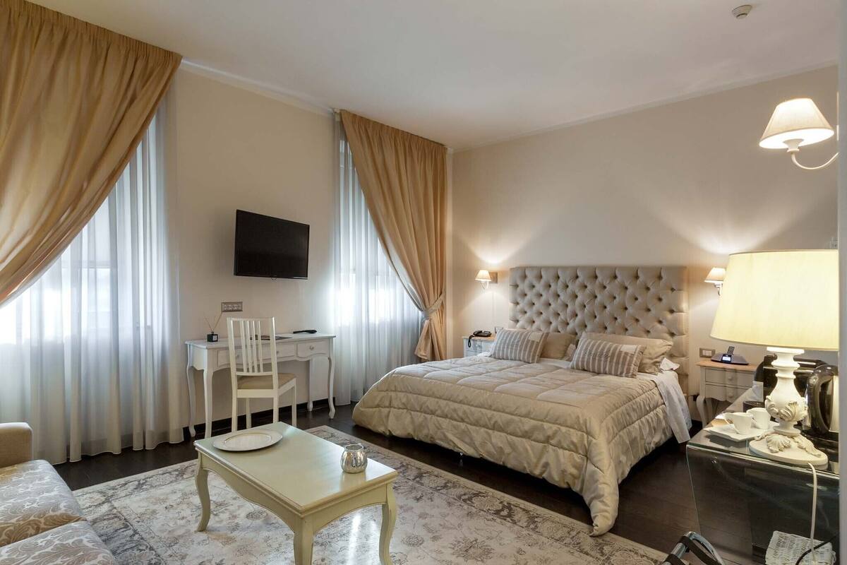 Ropa de cama de alta calidad, minibar, caja fuerte y escritorio
