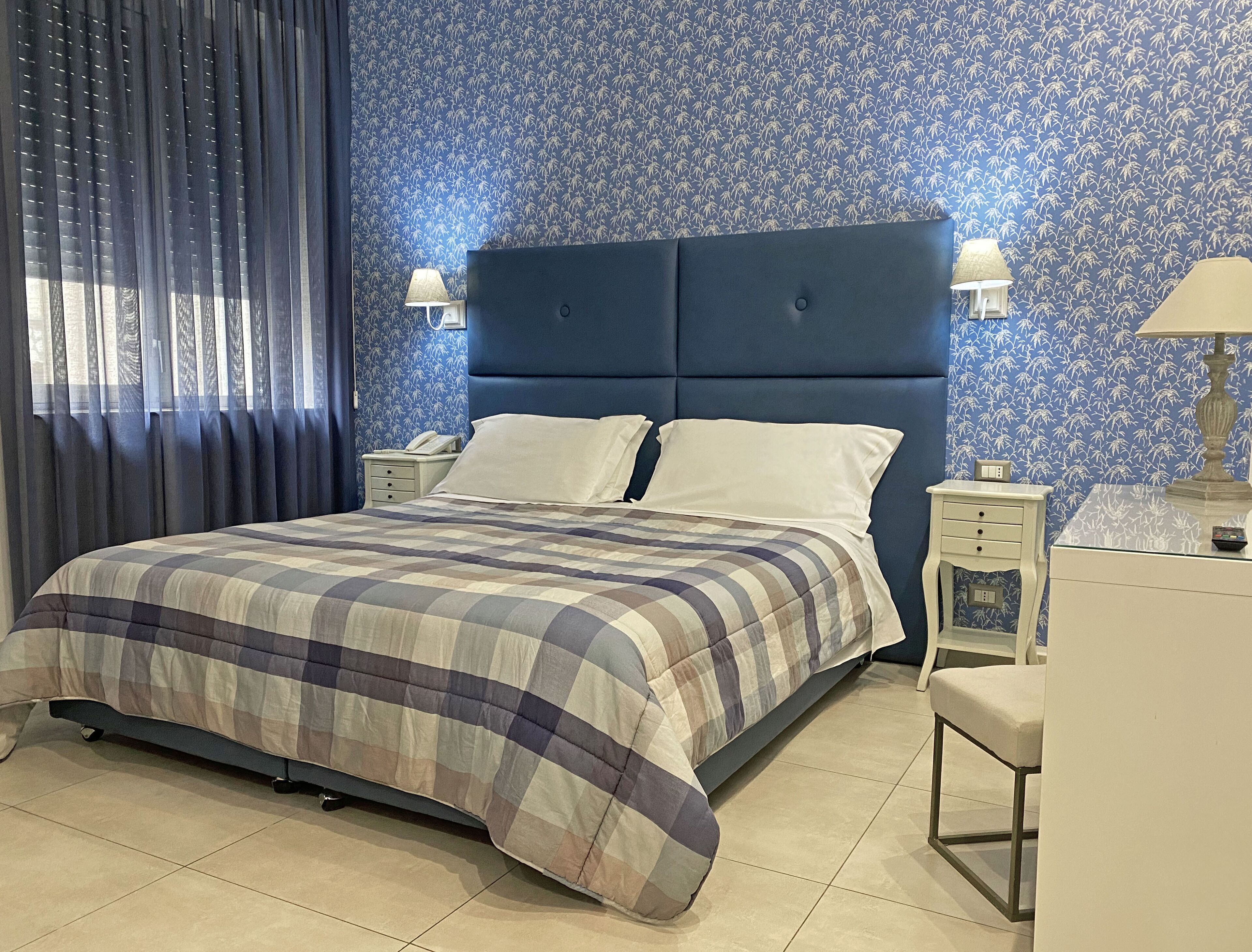 Ropa de cama de alta calidad, minibar, caja fuerte y escritorio