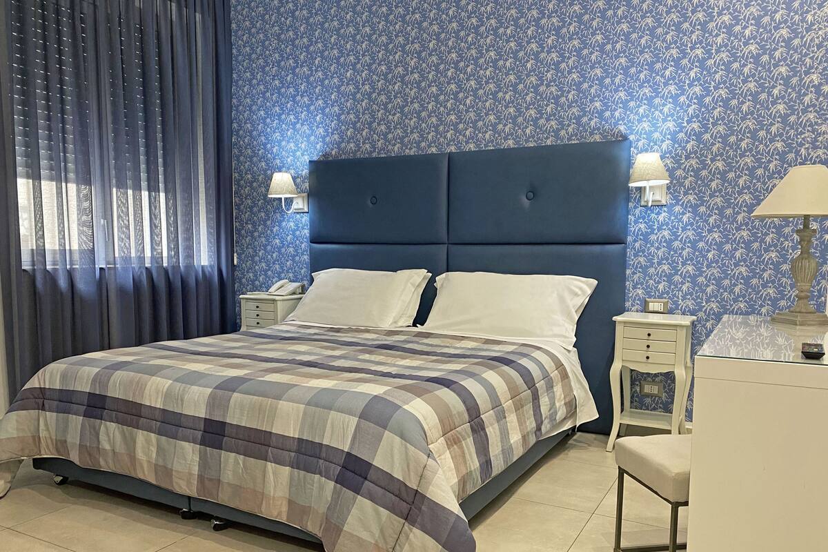 Ropa de cama de alta calidad, minibar, caja fuerte y escritorio