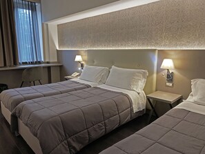 Habitación triple superior | Ropa de cama de alta calidad, minibar, caja fuerte y escritorio