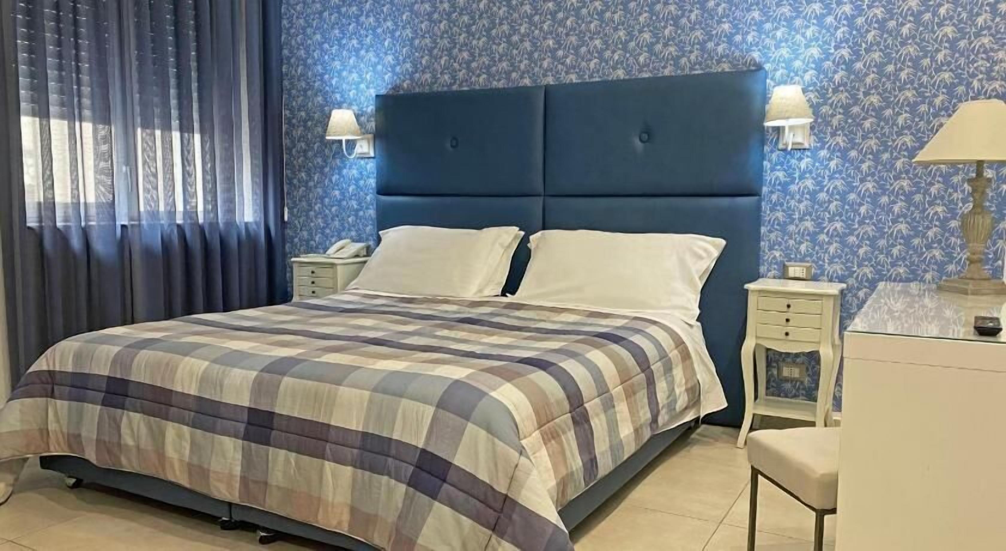 Ropa de cama de alta calidad y minibar 