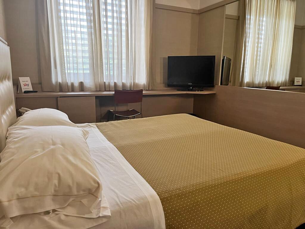 Ropa de cama de alta calidad, minibar, caja fuerte y escritorio