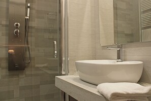 Superior eenpersoonskamer | Badkamer | Een aparte badkuip en douche, een bubbelbad, gratis toiletartikelen