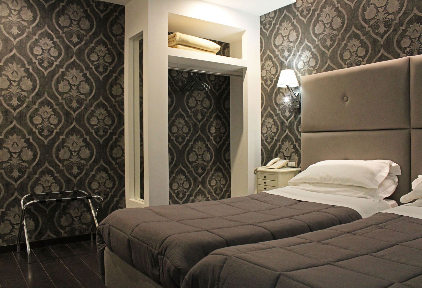 Ropa de cama de alta calidad, minibar, caja fuerte y escritorio
