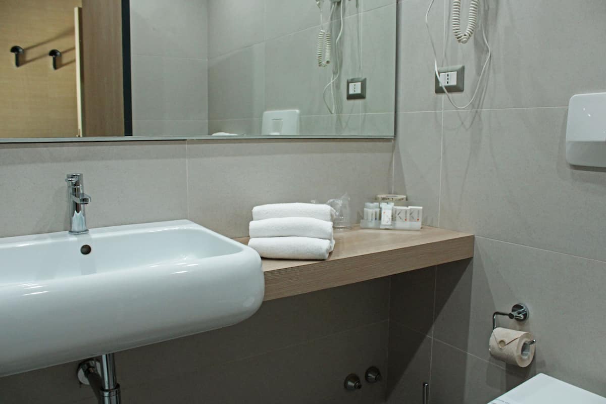 Standard trippelrum | Badrum | Badkar och dusch, bubbelbadkar, gratis toalettartiklar och hÄrtork