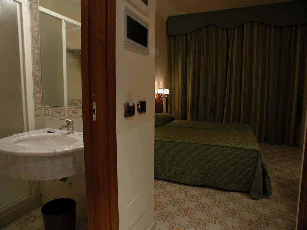 Minibar, caja fuerte, escritorio y wifi gratis