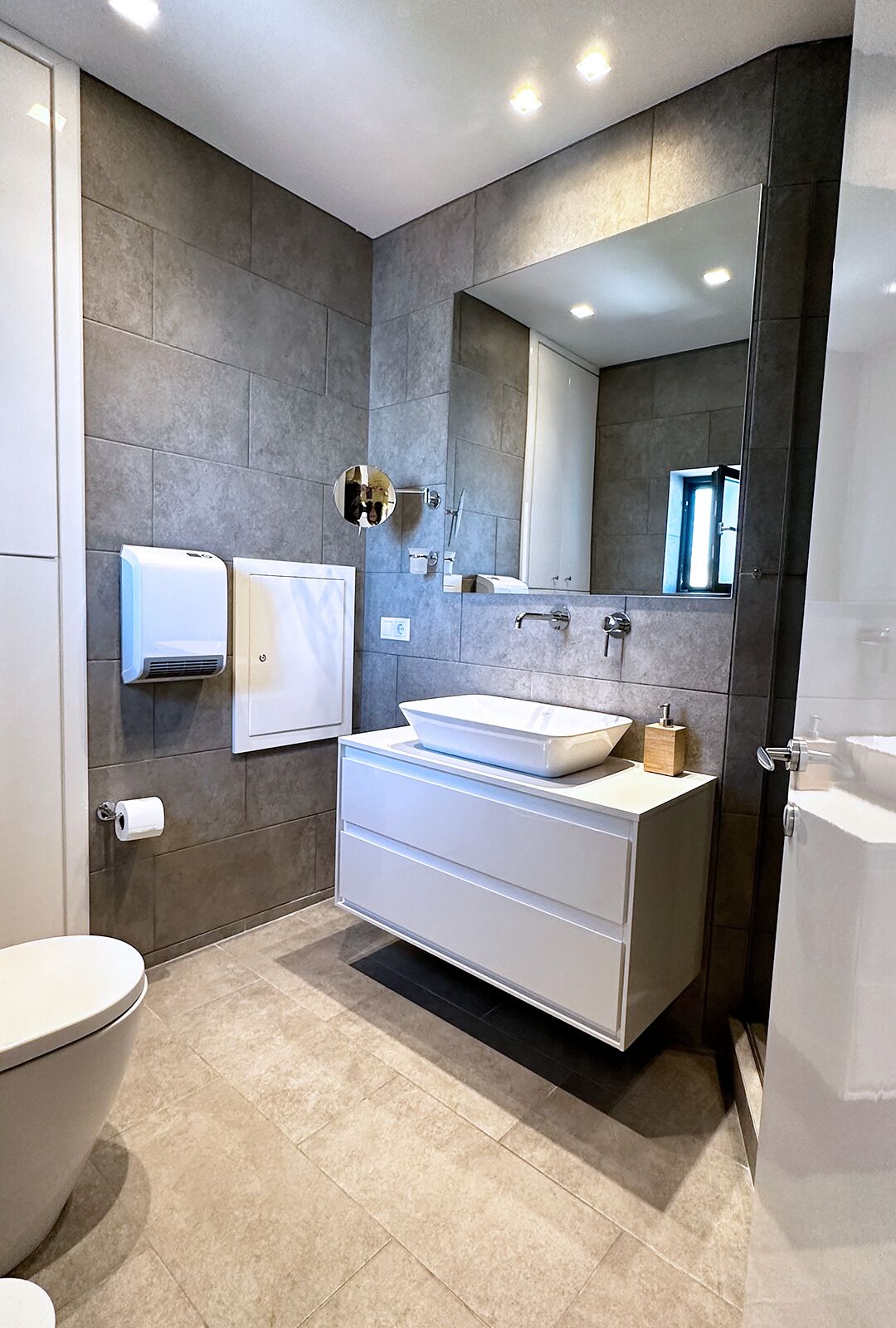 deluxe loft | bathroom | free toiletries, hair dryer, towels, soap