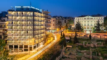 Facciata della struttura - sera/notte