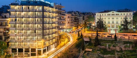 Overnatningsstedets facade – aften/nat