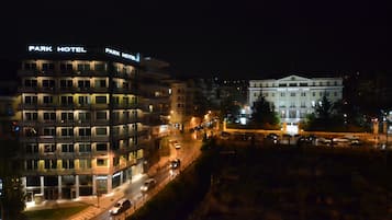 Πρόσοψη καταλύματος - απόγευμα/βράδυ