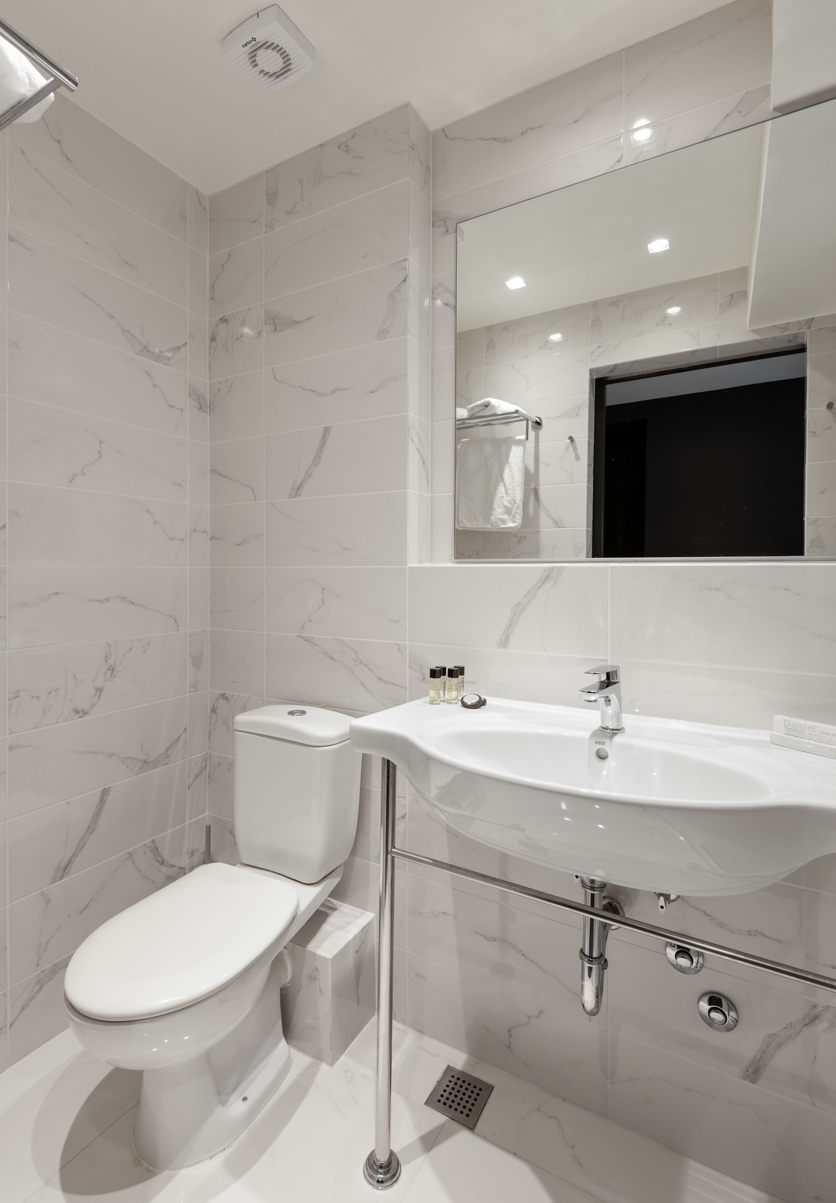 Un bagno moderno con servizi igienici, lavabo e doccia.