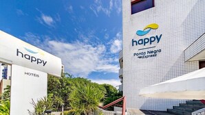 A hotel named 'happy' with a sign indicating 'HOTÉIS' and another sign for 'Ponta Negra Express'. - Happy Ponta Negra Express (Natal)