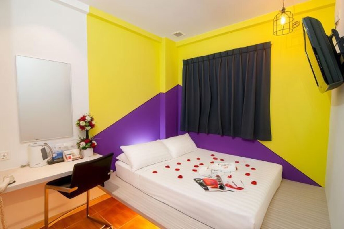 Une pièce comprenant un lit, un bureau et une chaise.