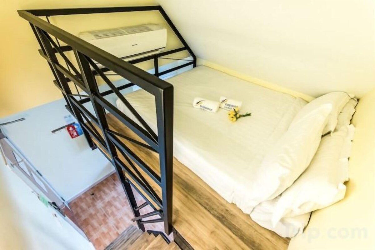Escritorio, wifi gratis y ropa de cama 