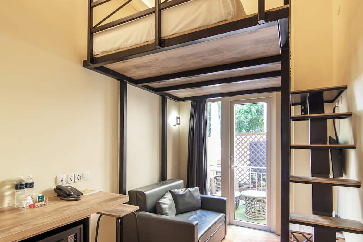 Escritorio, wifi gratis y ropa de cama