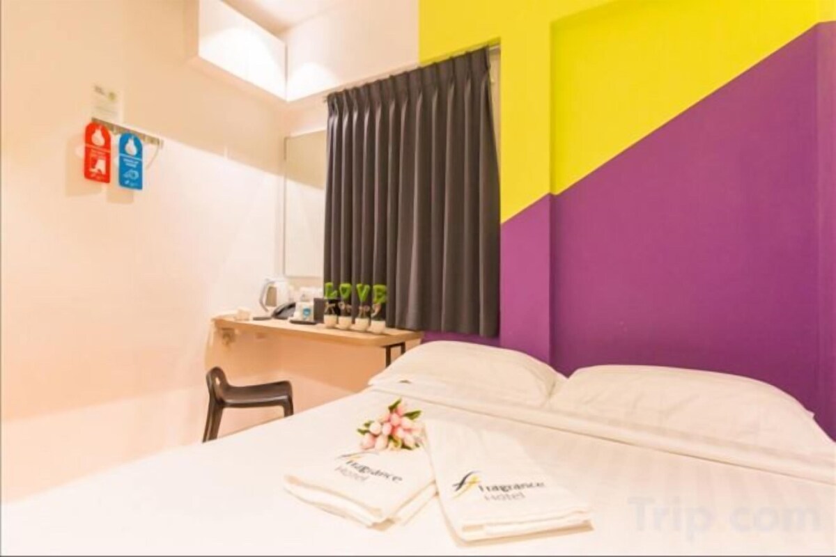Escritorio, wifi gratis y ropa de cama 