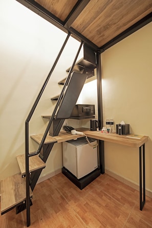 Loft superior, 1 llit doble | 1 dormitori, escriptori, wifi gratuïta i roba de llit
