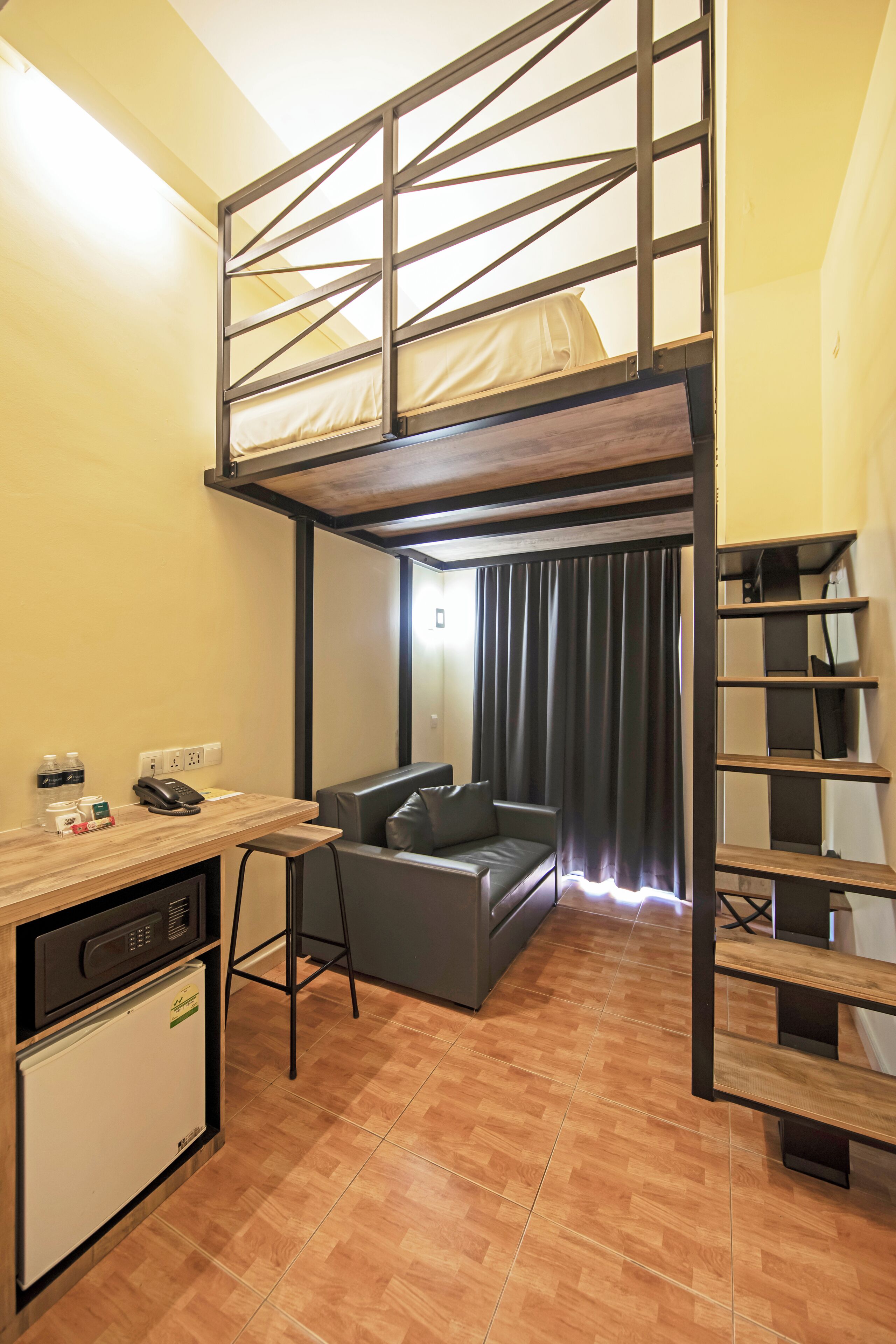 Desk, free WiFi, bed sheets