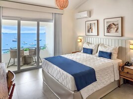 Minibar, in-room safe, bed sheets