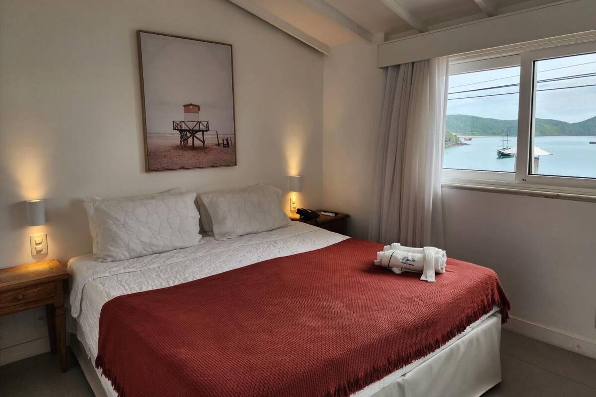 Minibar, in-room safe, bed sheets