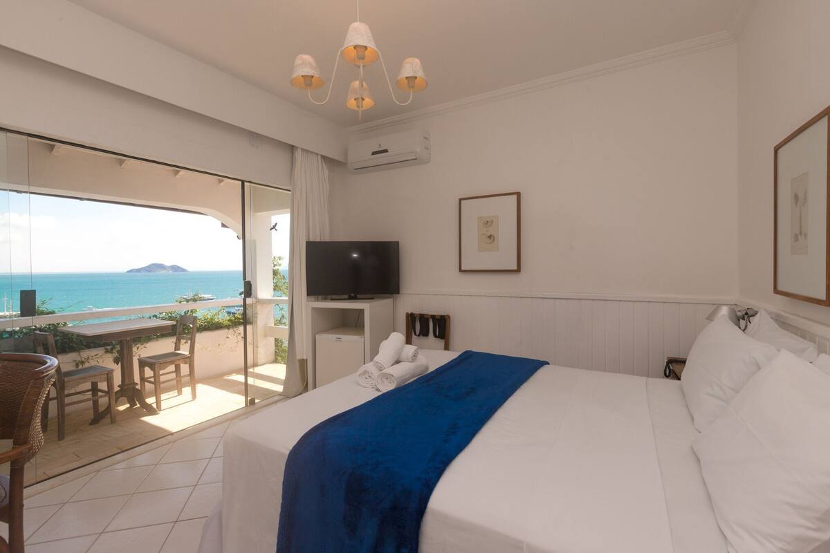 Minibar, in-room safe, bed sheets